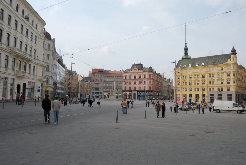 Domy na náměstí Svobody v Brně, pohled přes dlážděné náměstí.